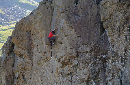Nick Bullock past the difficulties on the second ascent of The Trumpet Slappers E7 6c, Scimitar Ridge, Llanberis Pass. © Ray Wood
