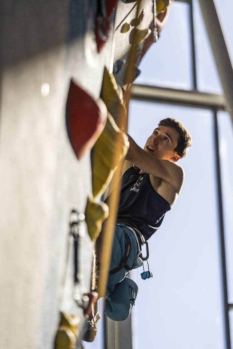 A close up shot of Jesse climbing in the gym © Gabe Mayberry @mayberrygabriel