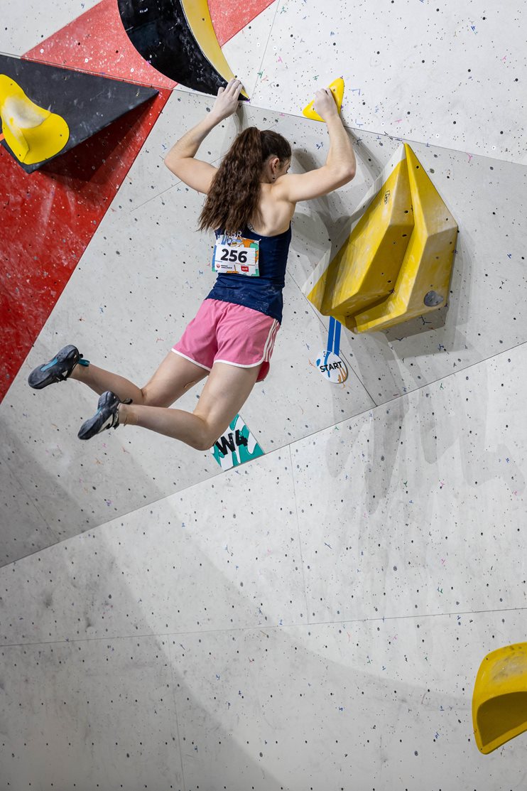 Emily holding the swing at the 2021 Youth World Championship in Voronezh, Russia © @janvirtphotography 