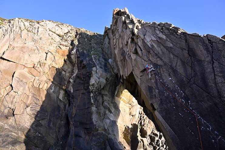 James McHaffie finding his Spirit Guide (E7 6c) on the first ascent, Flying Buttress Area, Lundy Island. © Ray Wood