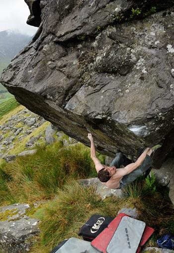 Pete setting up for the big move to the flat finger edge. © Ray Wood