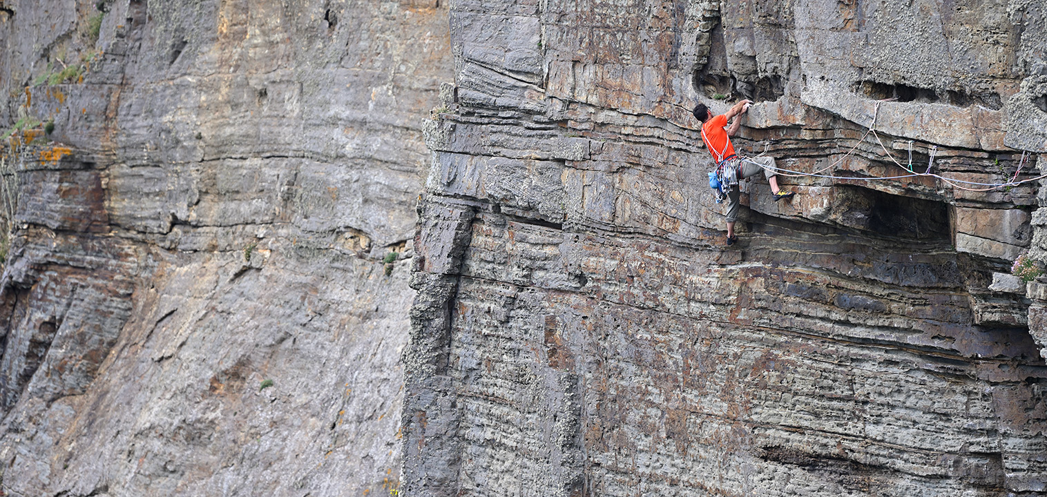 Nick Bullock crossing his own route, Ride My Llama, on pitch 5 of War and Peace.