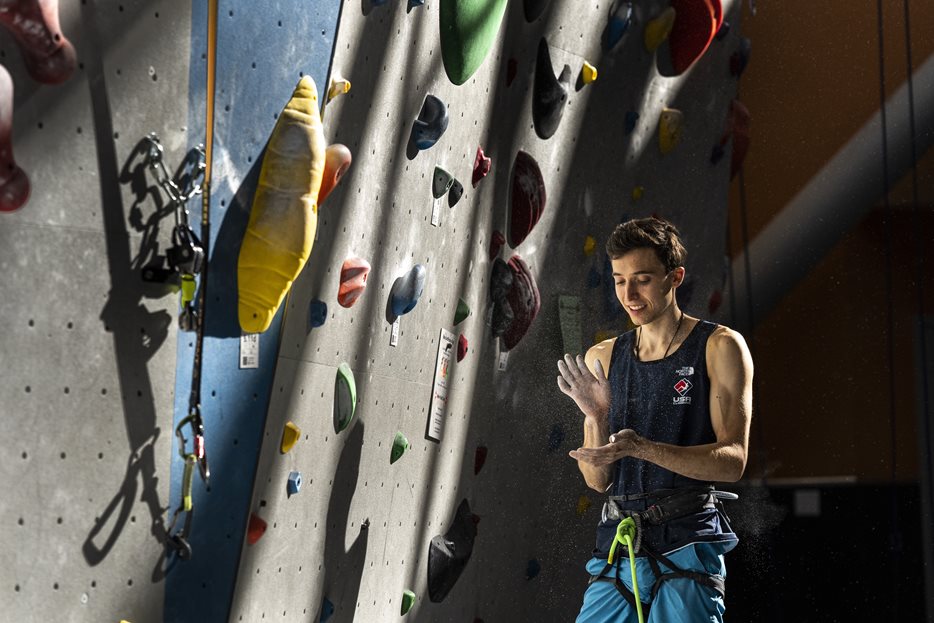 Jesse training in the climbing gym © Gabe Mayberry @mayberrygabriel